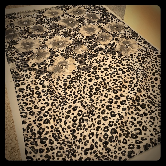 Charming Charlie Accessories - Black & White Poppy 💐 Animal 🦓 Print Scarf